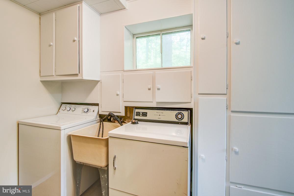 2409 Myrtle Lane Reston, VA 20191 - Photo 25 of 30 Laundry