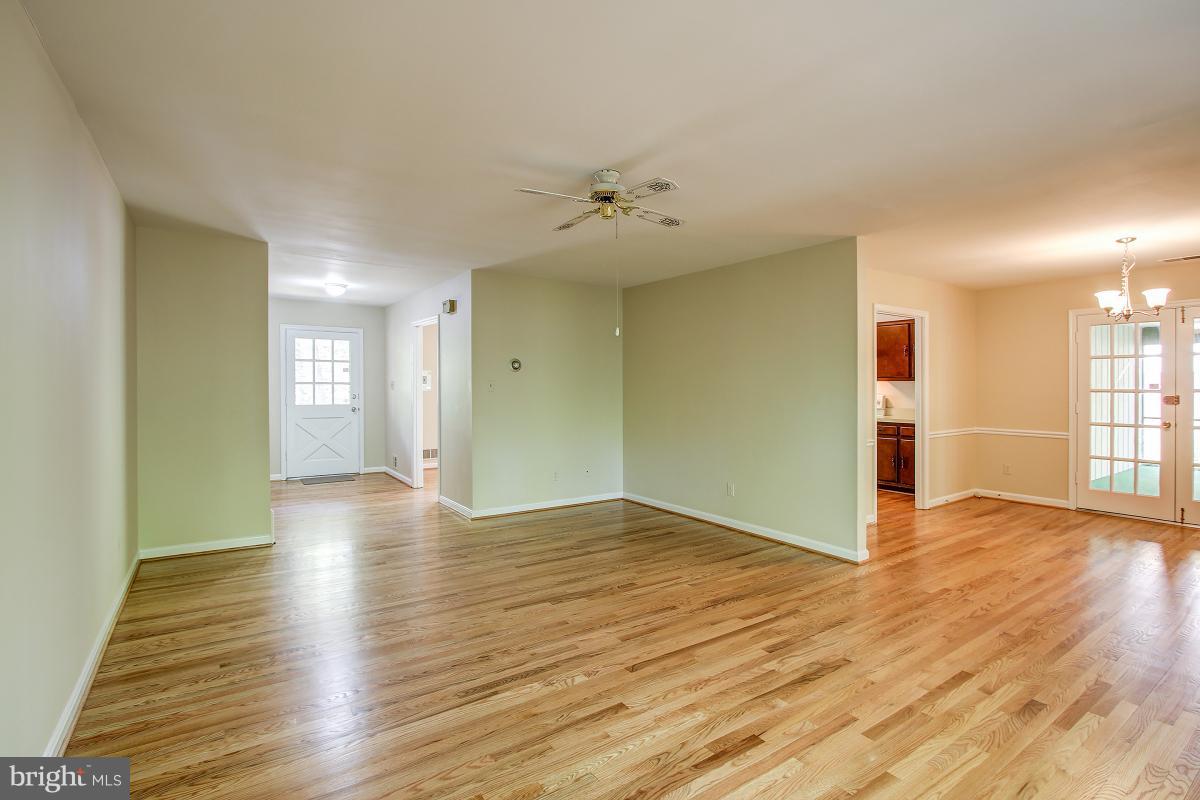 2409 Myrtle Lane Reston, VA 20191 - Photo 10 of 30 Living Room