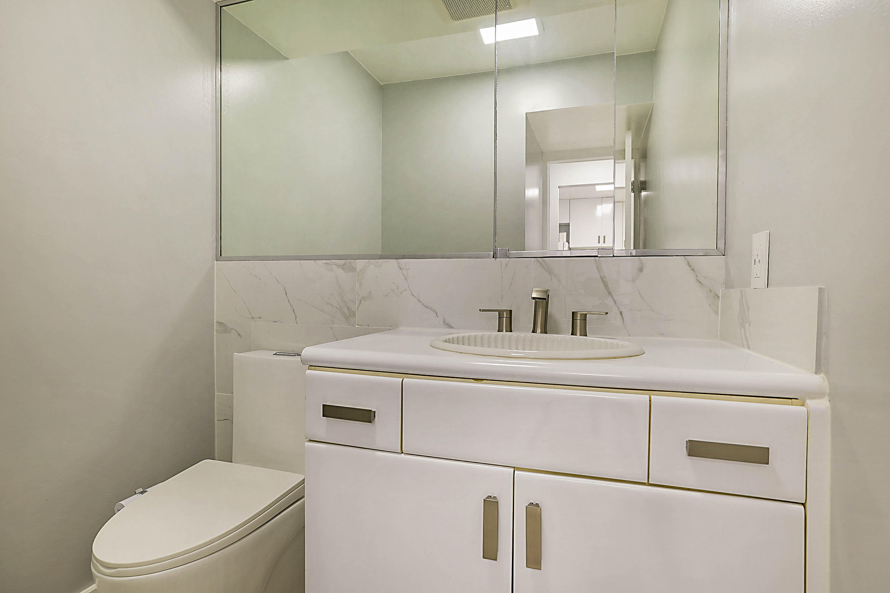 2121 North Ocean Boulevard, Unit 1103W Boca Raton, FL 33431 - Photo 20 of 55 Half bath