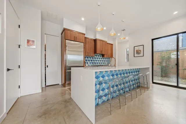 a view of entryway with kitchen
