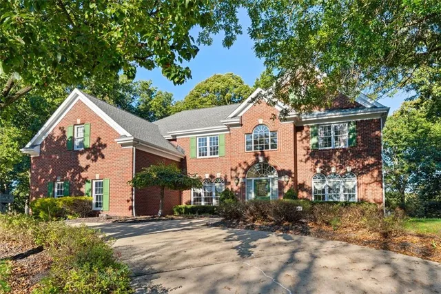 a view of a house with backyard