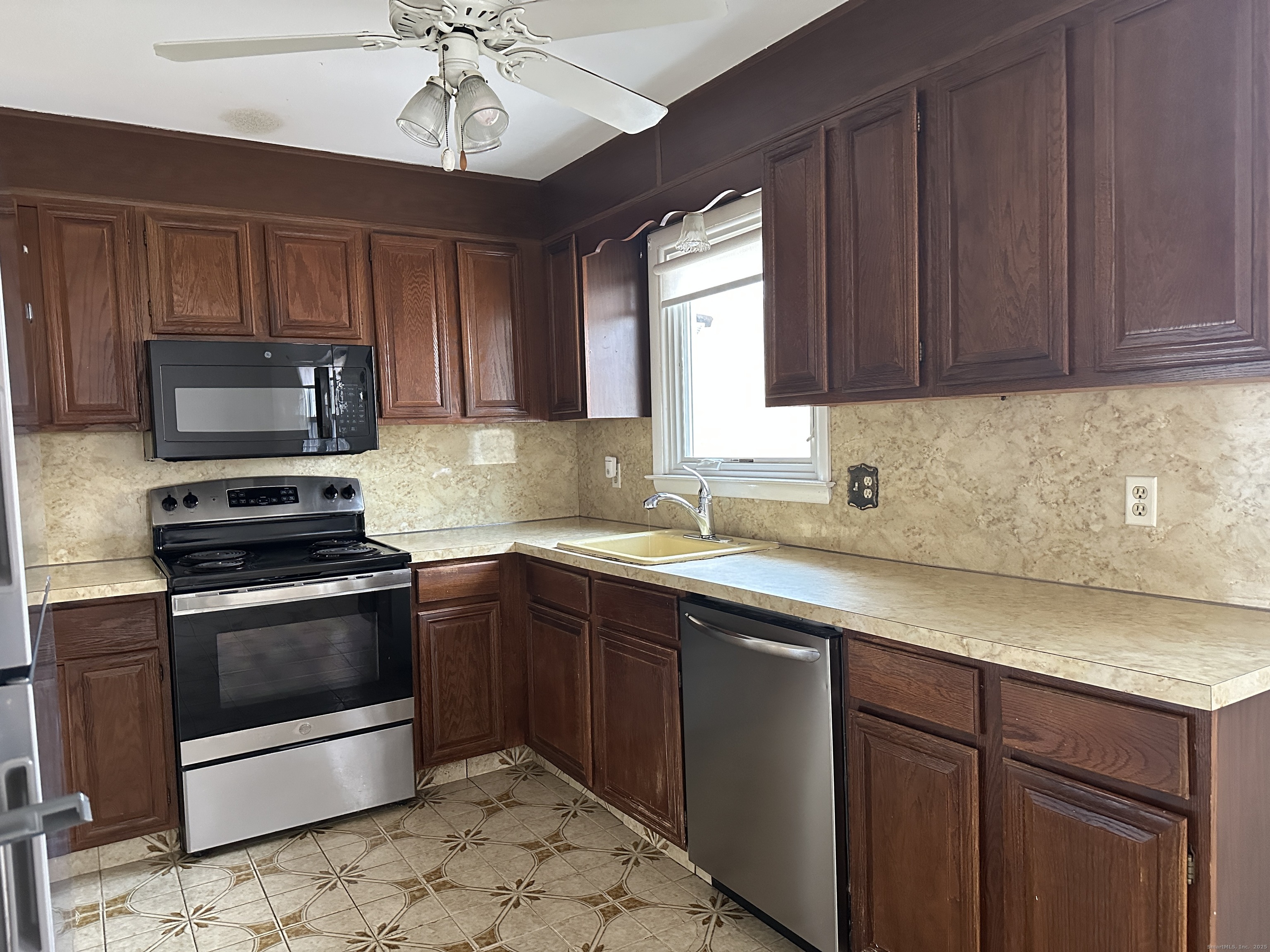 65 Gate Ridge Road Easton, CT 06612 - Photo 4 of 15 a kitchen with a sink stove and microwave