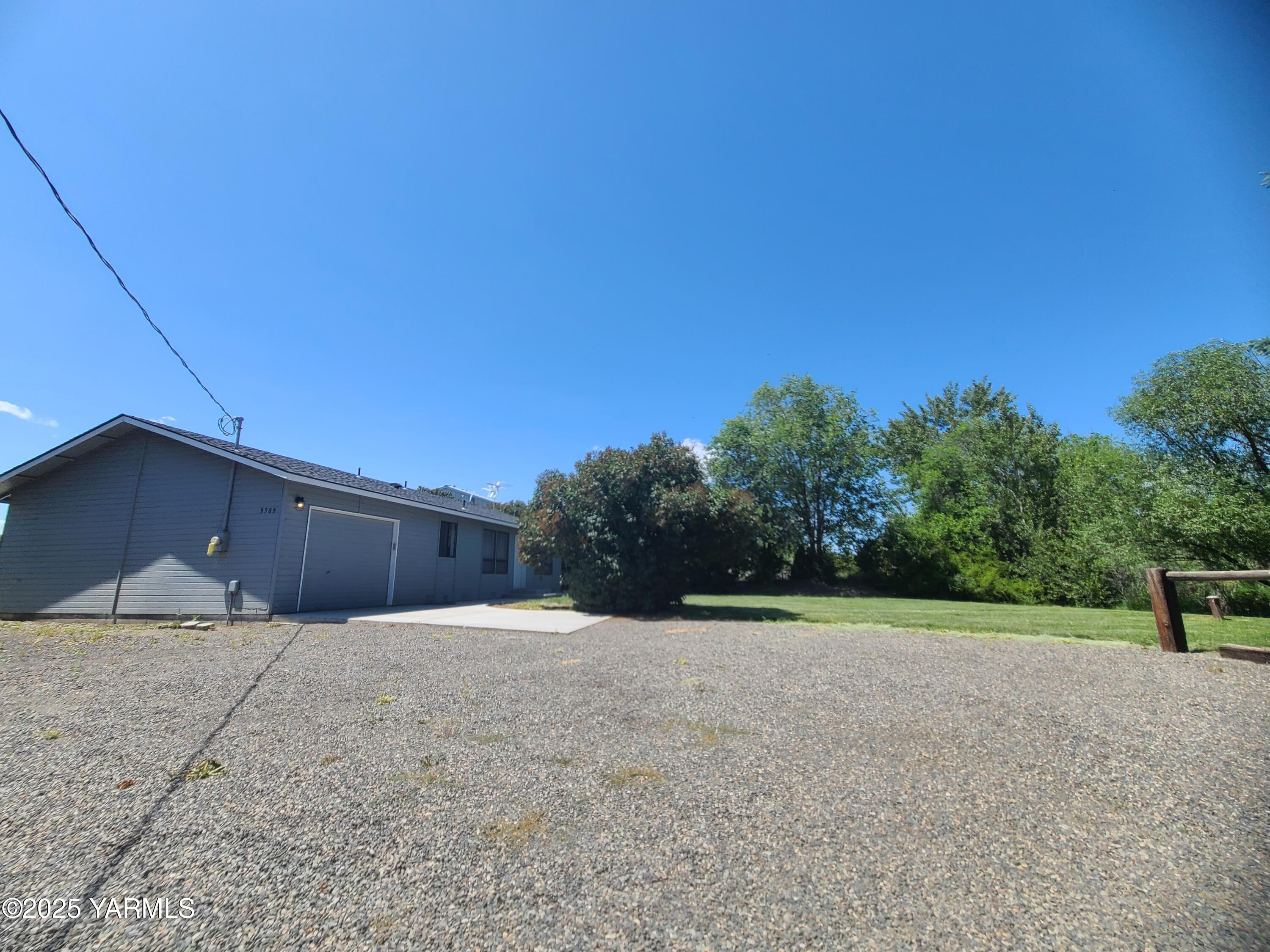 a view of a backyard