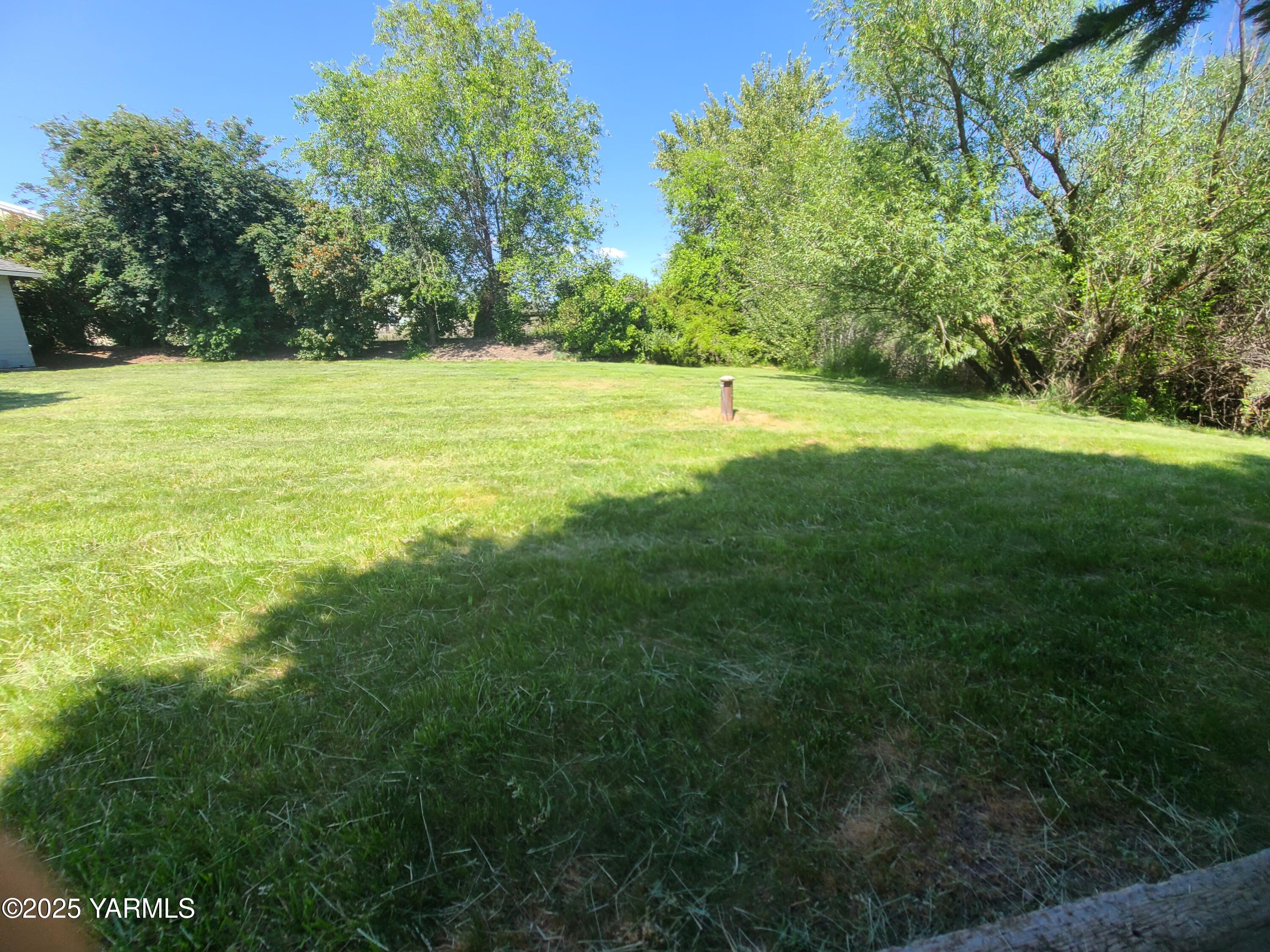9509 Meadowbrook Road Yakima, WA 98903 - Photo 6 of 14 a view of a tennis court