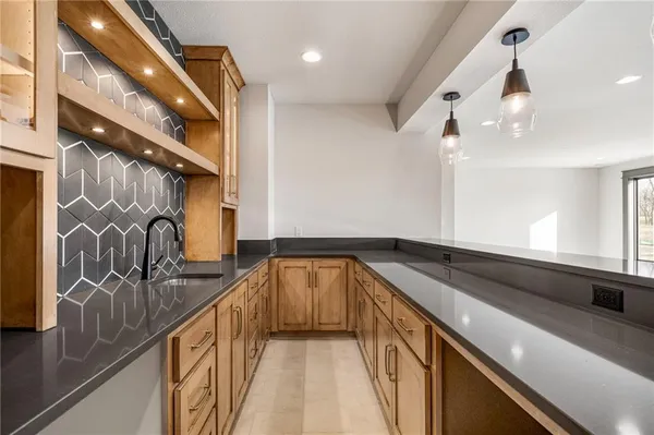$998,900 | 703 Hampstead Drive, Raymore, MO 64083