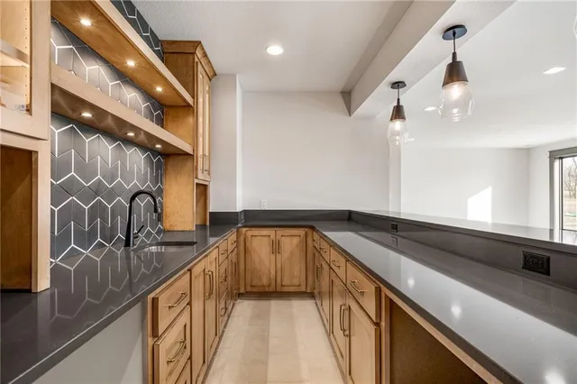 $1,089,000 | 703 Hampstead Drive, Raymore, MO 64083