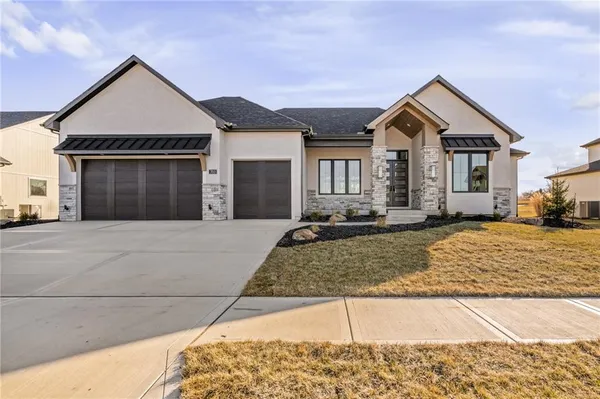 $998,900 | 703 Hampstead Drive, Raymore, MO 64083