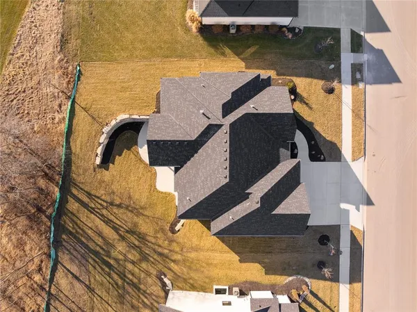 $998,900 | 703 Hampstead Drive, Raymore, MO 64083