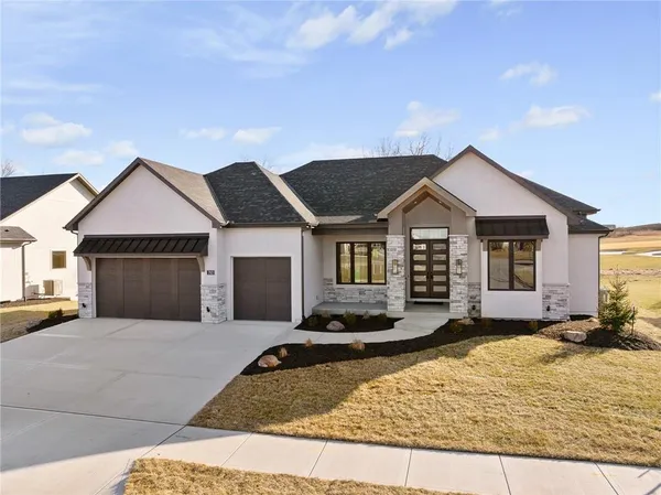 $998,900 | 703 Hampstead Drive, Raymore, MO 64083