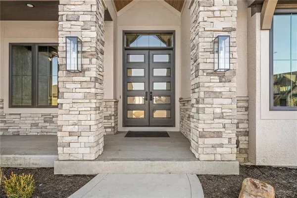 $998,900 | 703 Hampstead Drive, Raymore, MO 64083