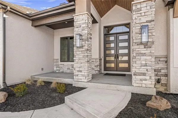 $998,900 | 703 Hampstead Drive, Raymore, MO 64083