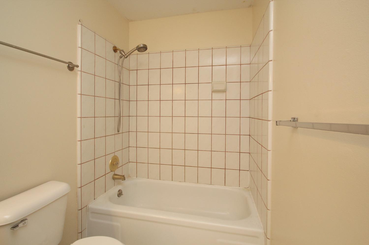 834 Fordham Avenue Clovis, CA 93611 - Photo 16 of 26 a bathroom with a bathtub and toilet