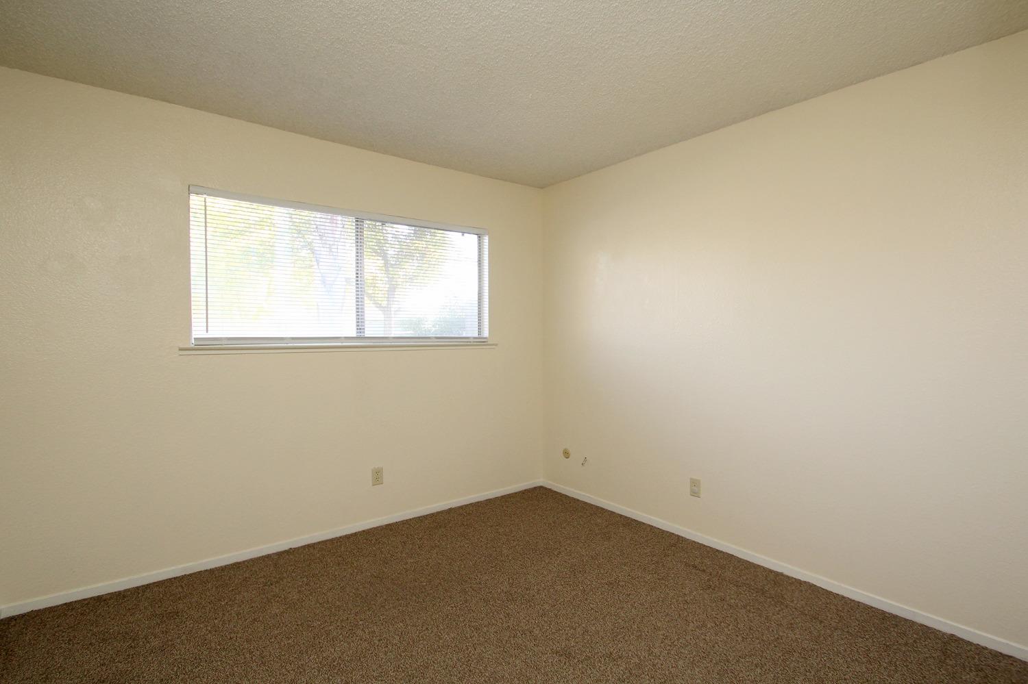 834 Fordham Avenue Clovis, CA 93611 - Photo 20 of 26 an empty room with a window