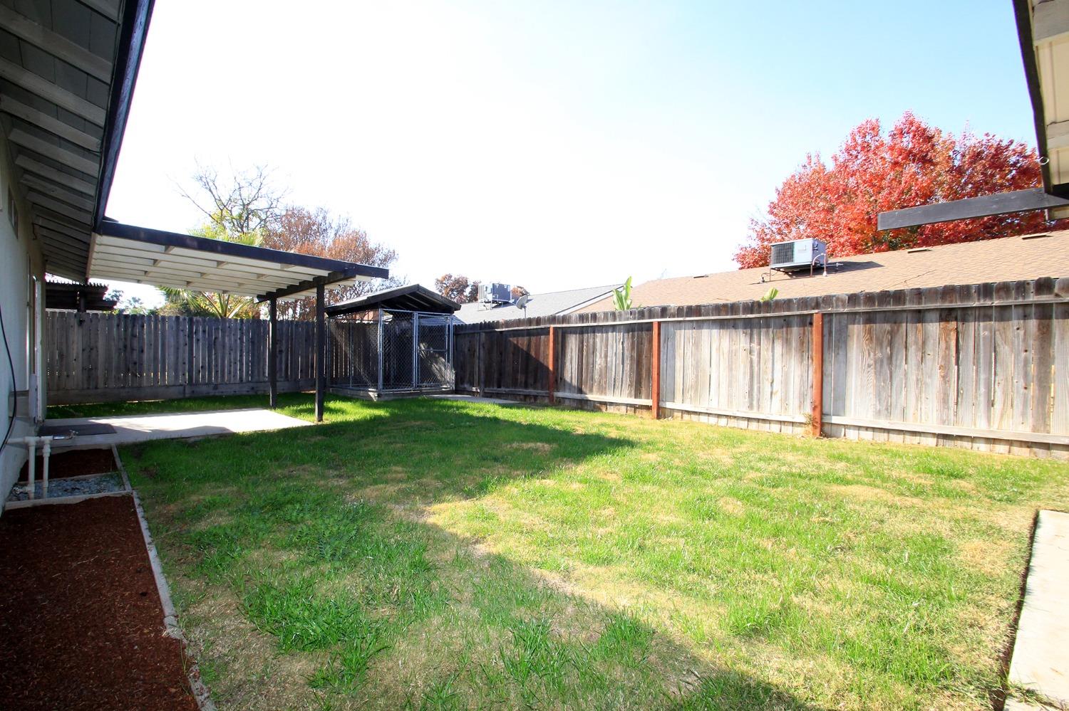834 Fordham Avenue Clovis, CA 93611 - Photo 23 of 26 a view of a backyard with a garden and plants