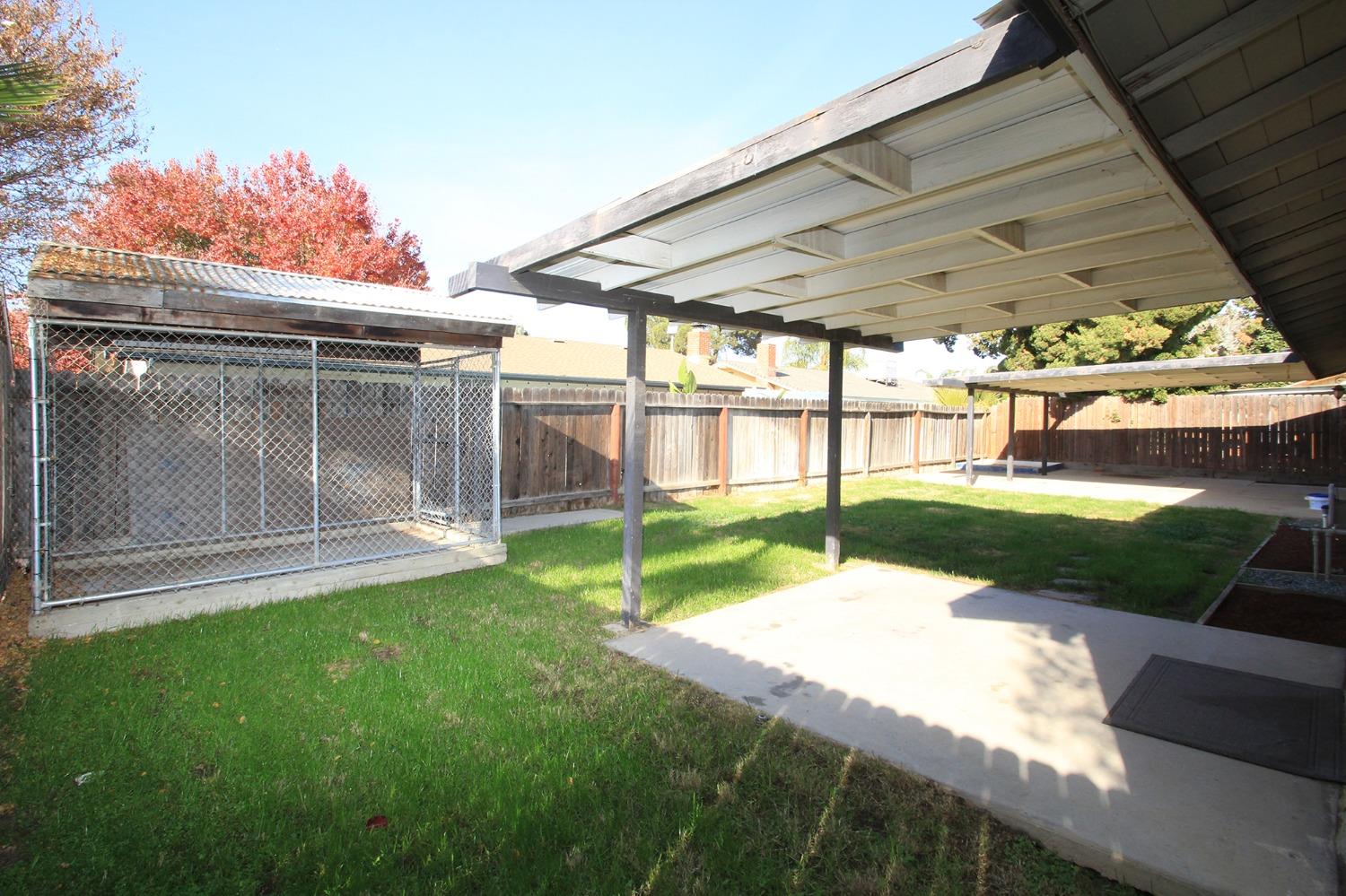 834 Fordham Avenue Clovis, CA 93611 - Photo 25 of 26 a view of a backyard with a garden and plants