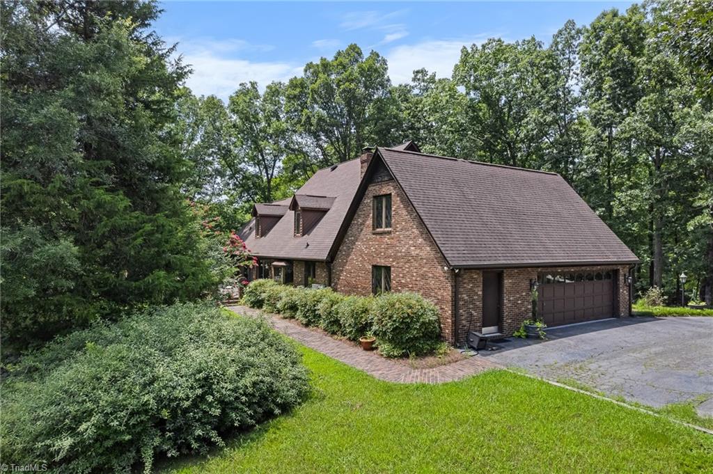 304 Cascade Drive High Point, NC 27265 - Photo 4 of 46