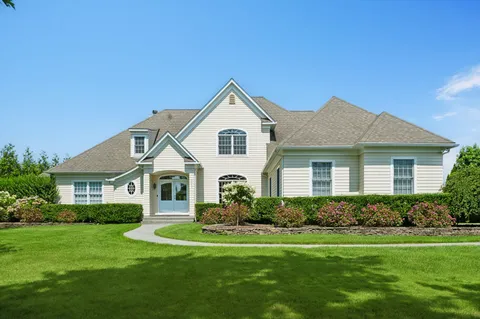 $3,200,000 | 2675 Laurel Trail, Laurel, NY 11948