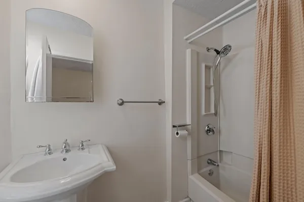 $2,300 | 36 Centre Street, Unit 1, Concord, NH 03301