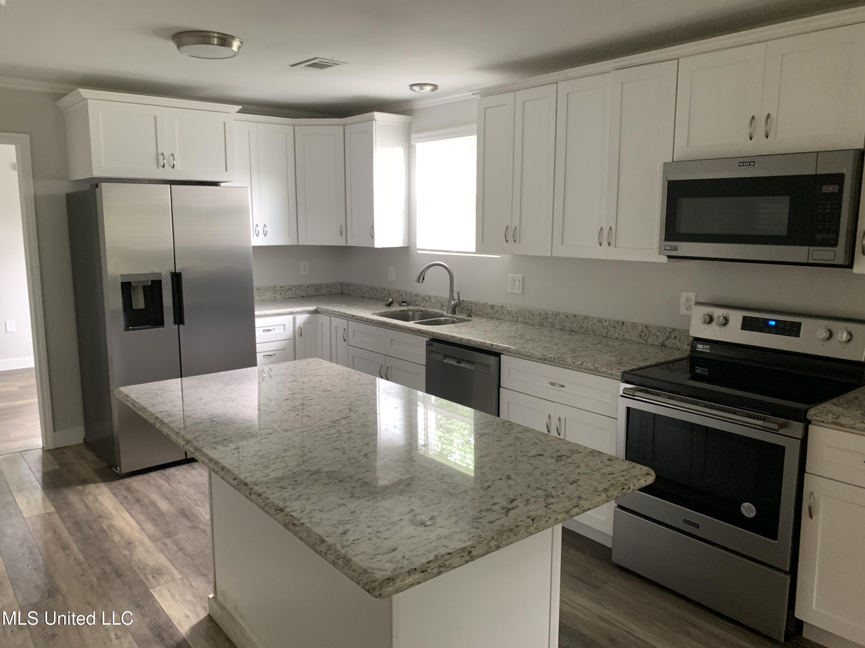 10085 Paradise Lane Bay St. Louis, MS 39520 - Photo 3 of 15 IMG_6975