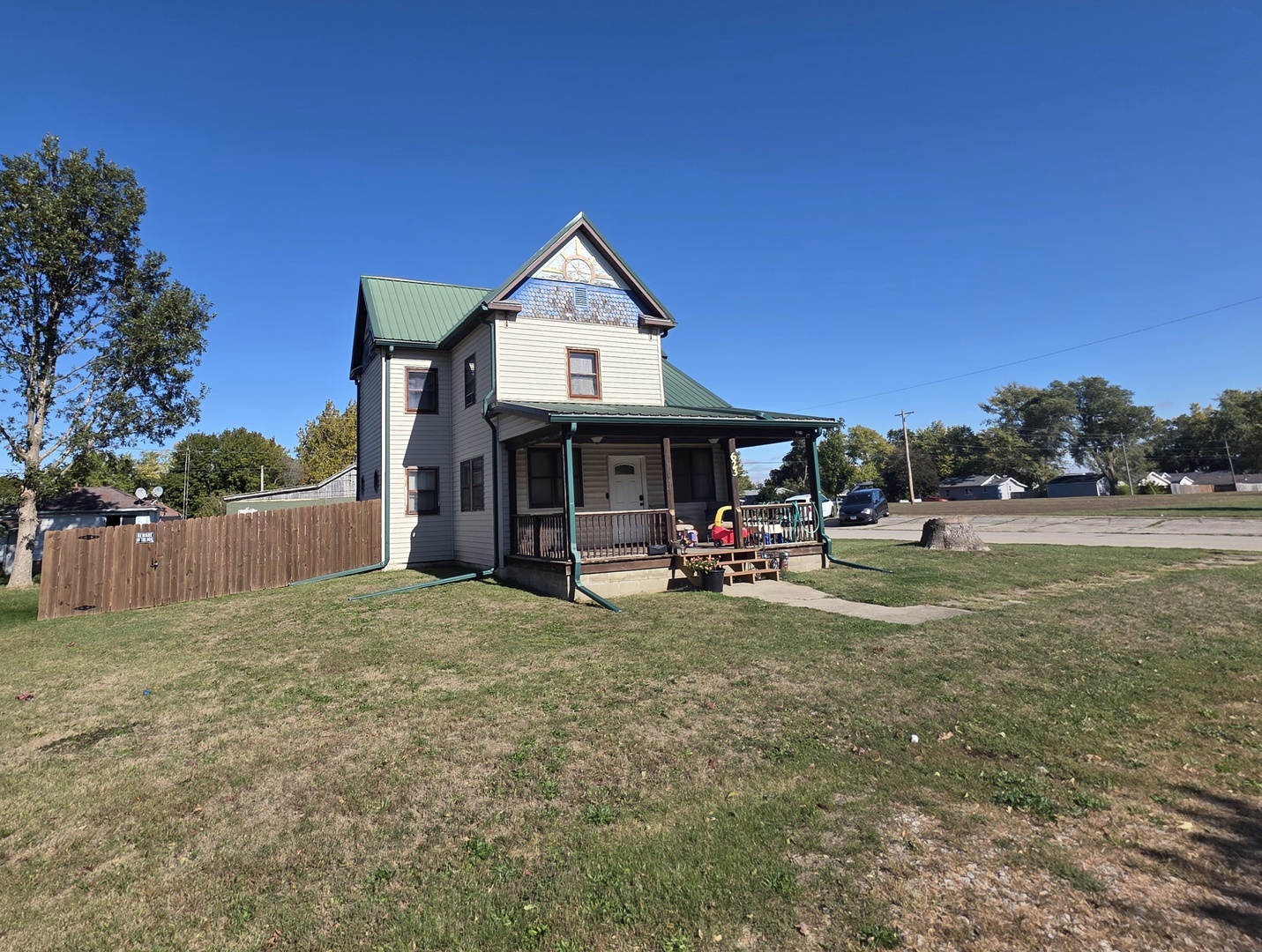 623 East Clay Street Clinton, IL 61727 - Photo 2 of 14 a view of a house with a yard and sitting area