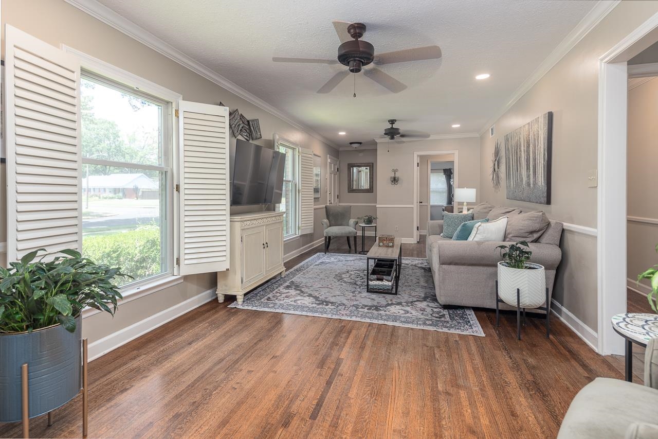 1650 Hayne Road Memphis, TN 38119 - Photo 9 of 33 a living room with furniture and a large window