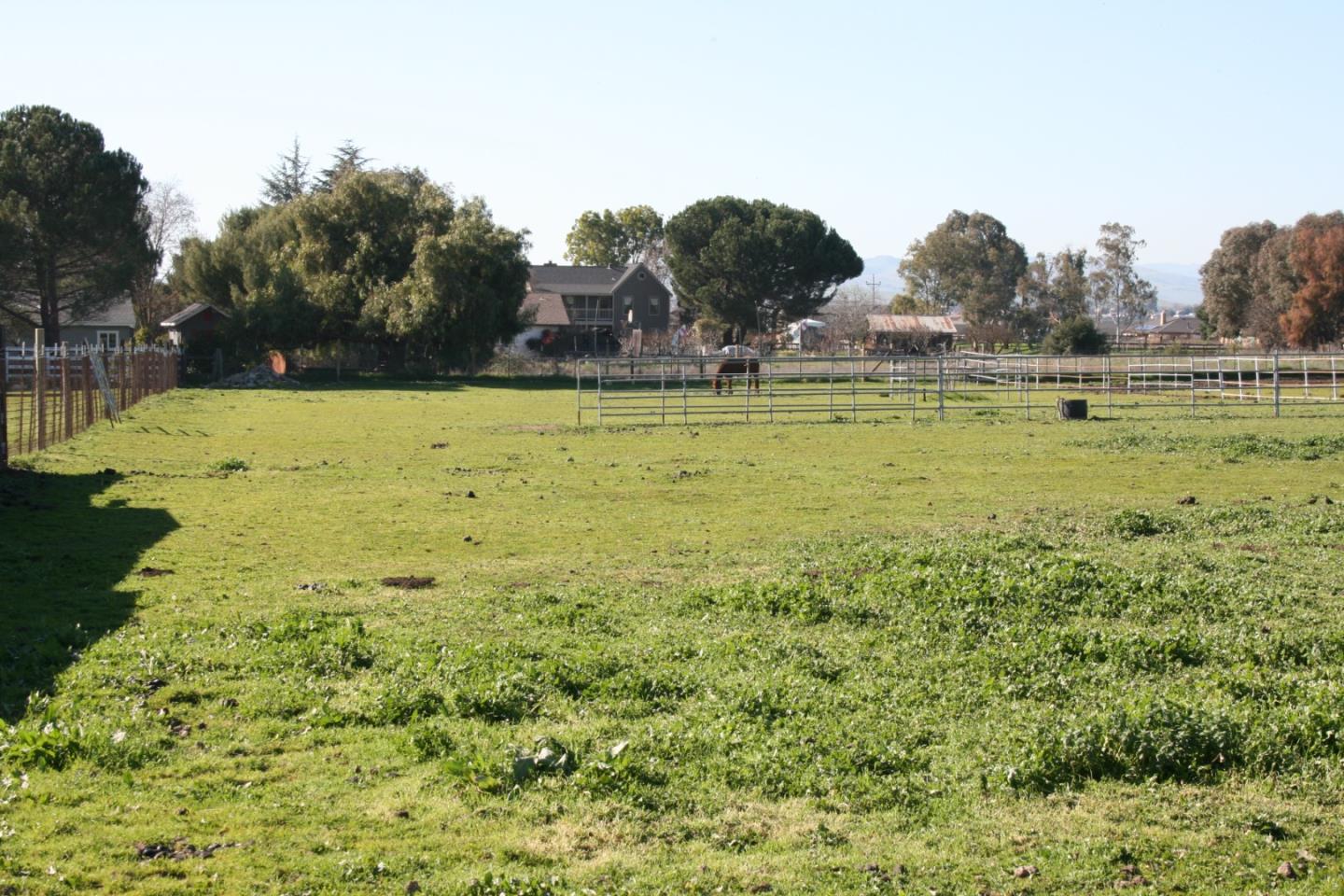 1738 H Santa Ana Road, Unit H Hollister, CA 95023 - Photo 9 of 33 a view of a yard with an outdoor space
