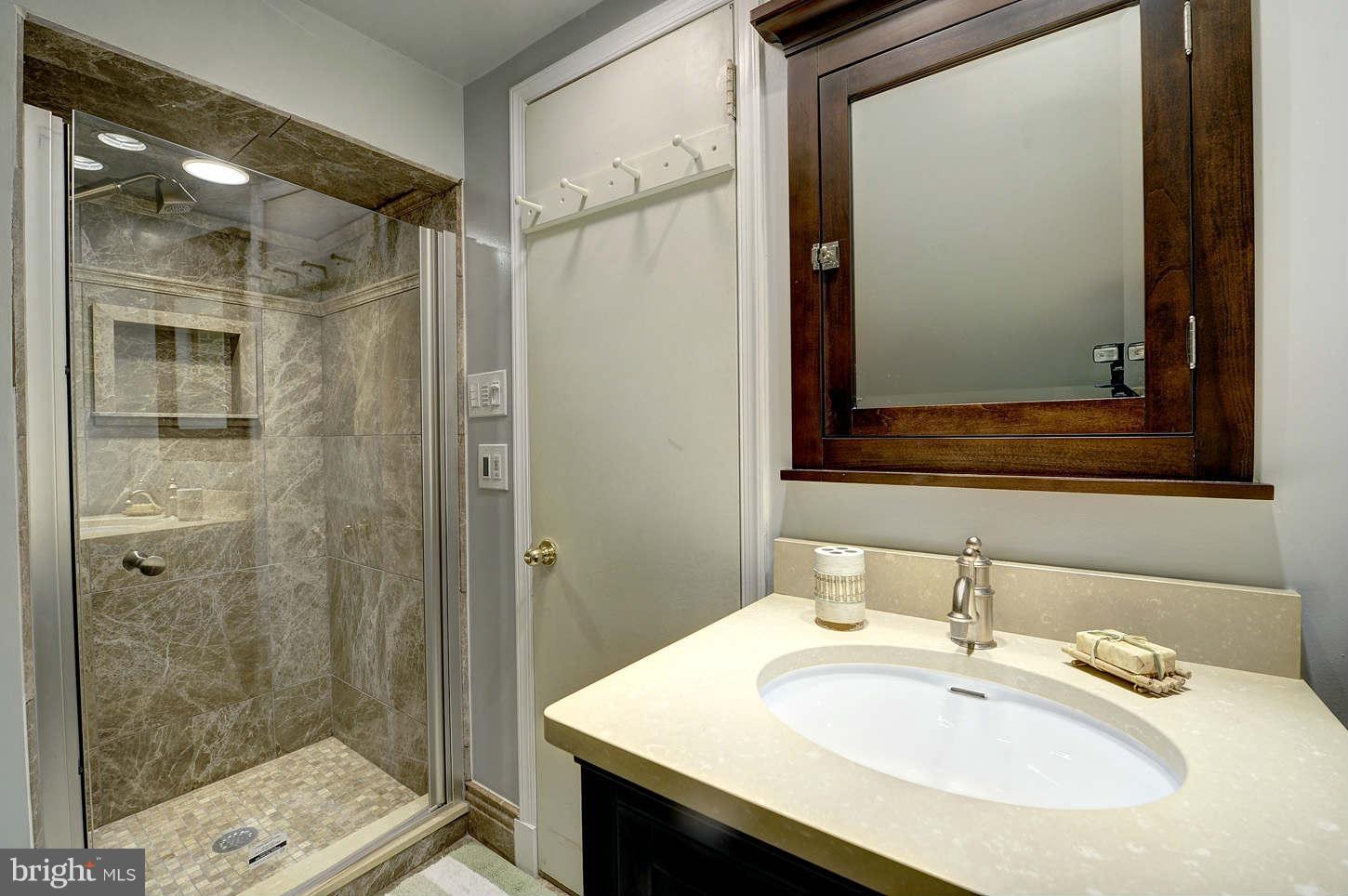 6870 Churchill Road McLean, VA 22101 - Photo 21 of 30 Bath
