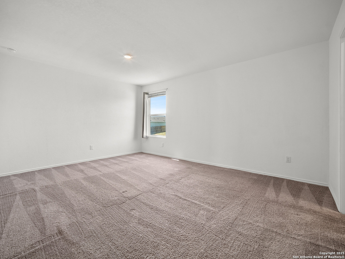 8842 Barrow Path Converse, TX 78109 - Photo 20 of 36 an empty room with a window