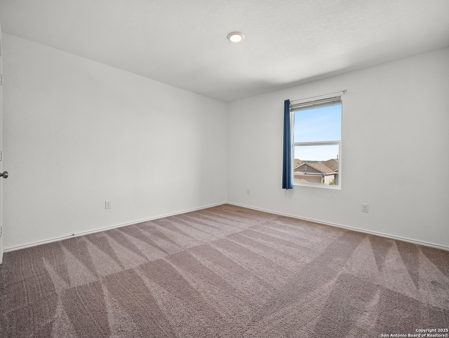 8842 Barrow Path Converse, TX 78109 - Photo 27 of 36 an empty room with windows