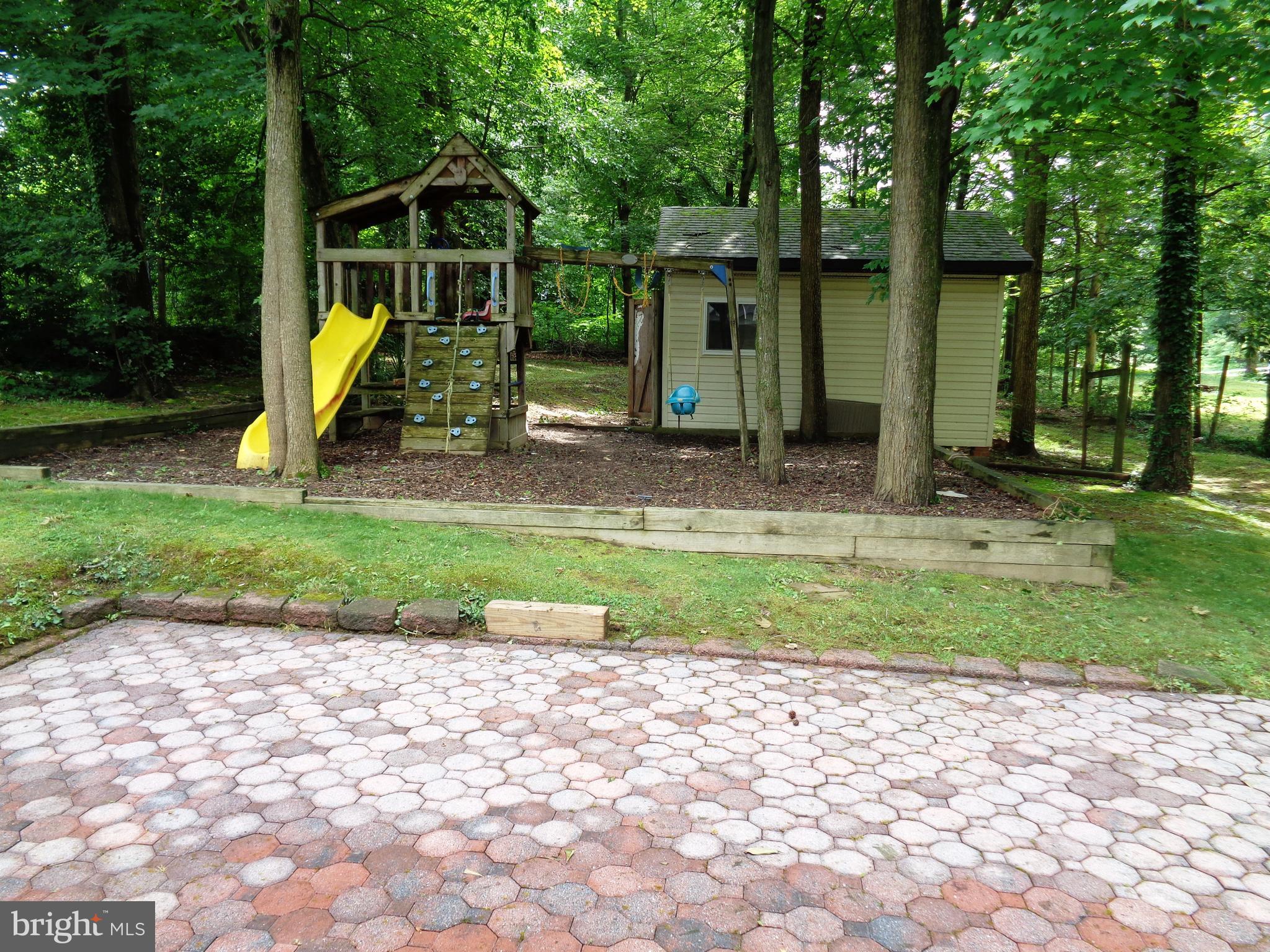 9009 Spring Avenue Lanham, MD 20706 - Photo 3 of 32