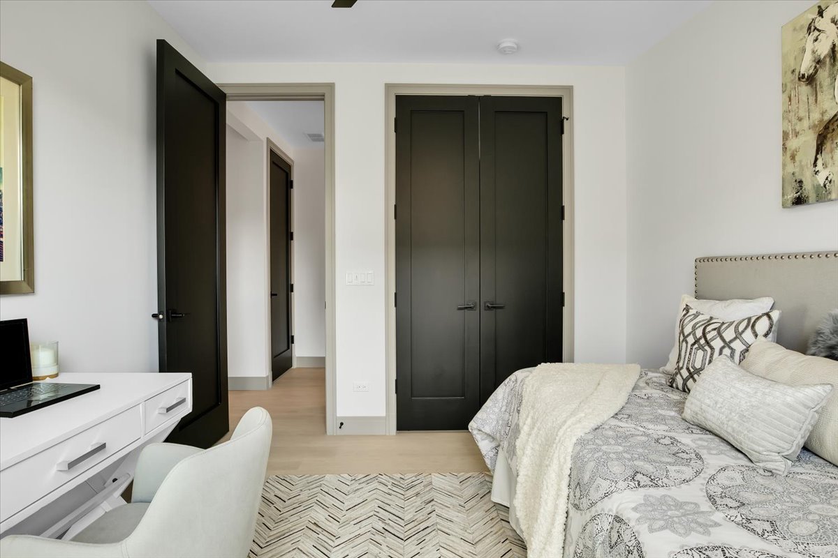 4235 South Champlain Avenue, Unit 2S Chicago, IL 60653 - Photo 14 of 26 a bedroom with a bed and a television