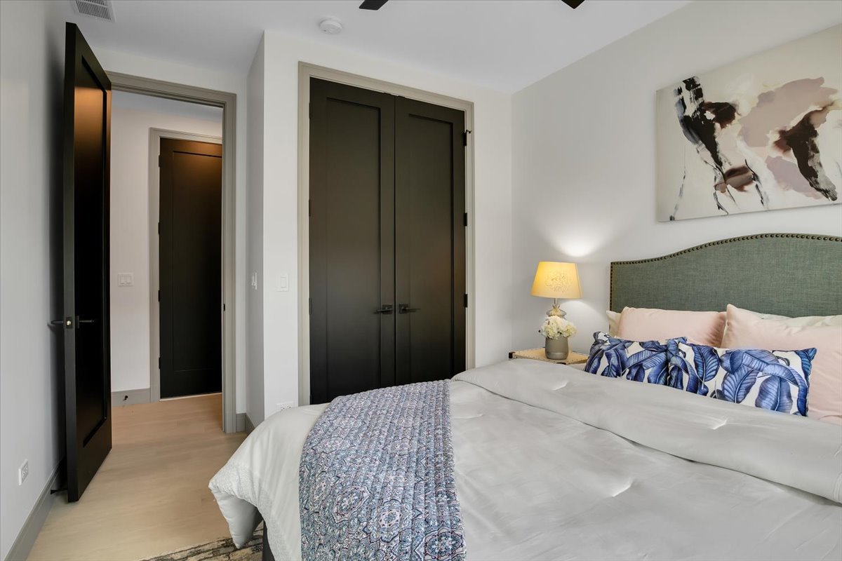 4235 South Champlain Avenue, Unit 2S Chicago, IL 60653 - Photo 19 of 26 a bedroom with a bed and a painting on the wall