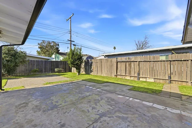 a view of a backyard