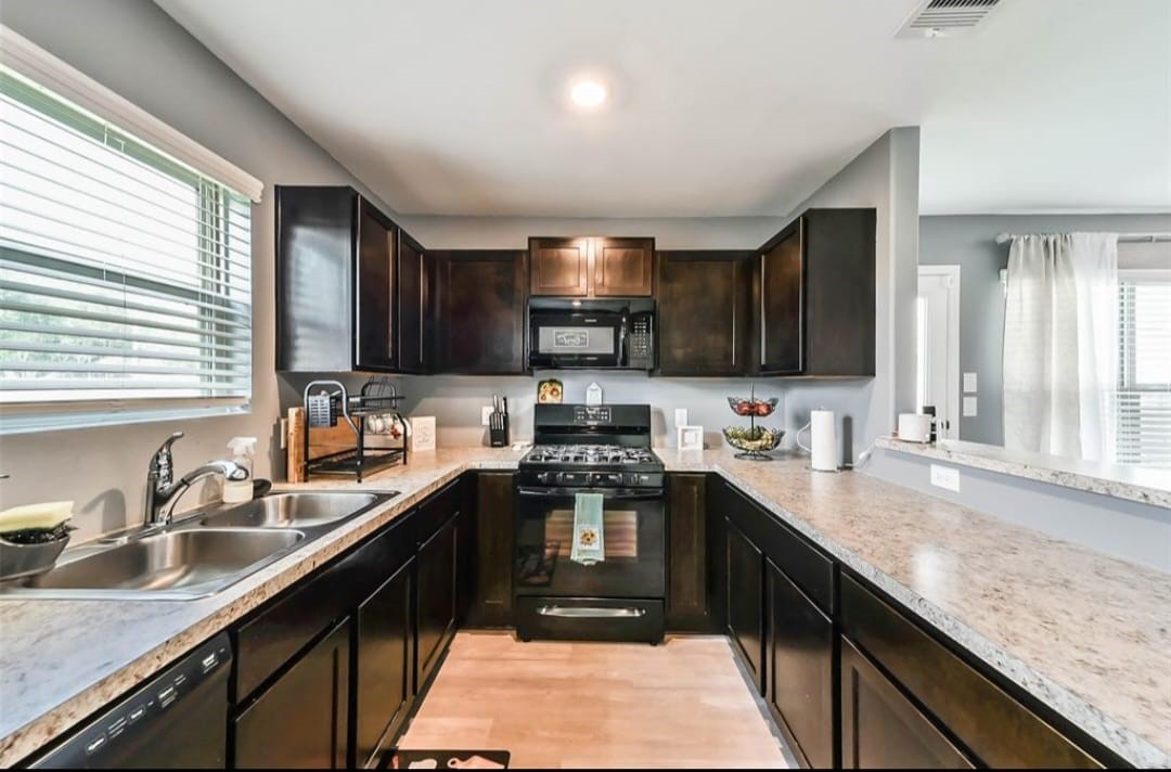 162 Kelly Street Angleton, TX 77515 - Photo 5 of 10 Gallery Image 5