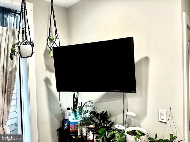 $1,995 | 1016 17th Place Northeast, Unit 2, Washington, DC 20002