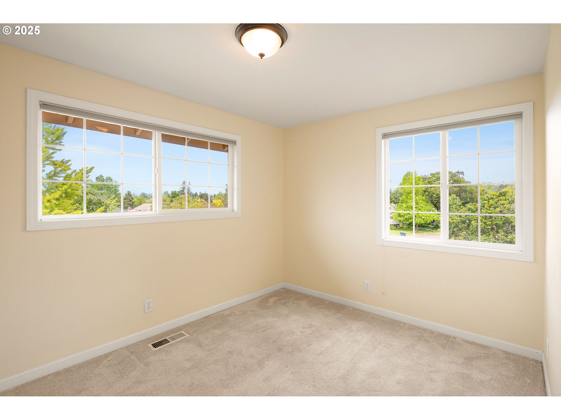2730 Malibu Way Eugene, OR 97405 - Photo 28 of 47 an empty room with windows