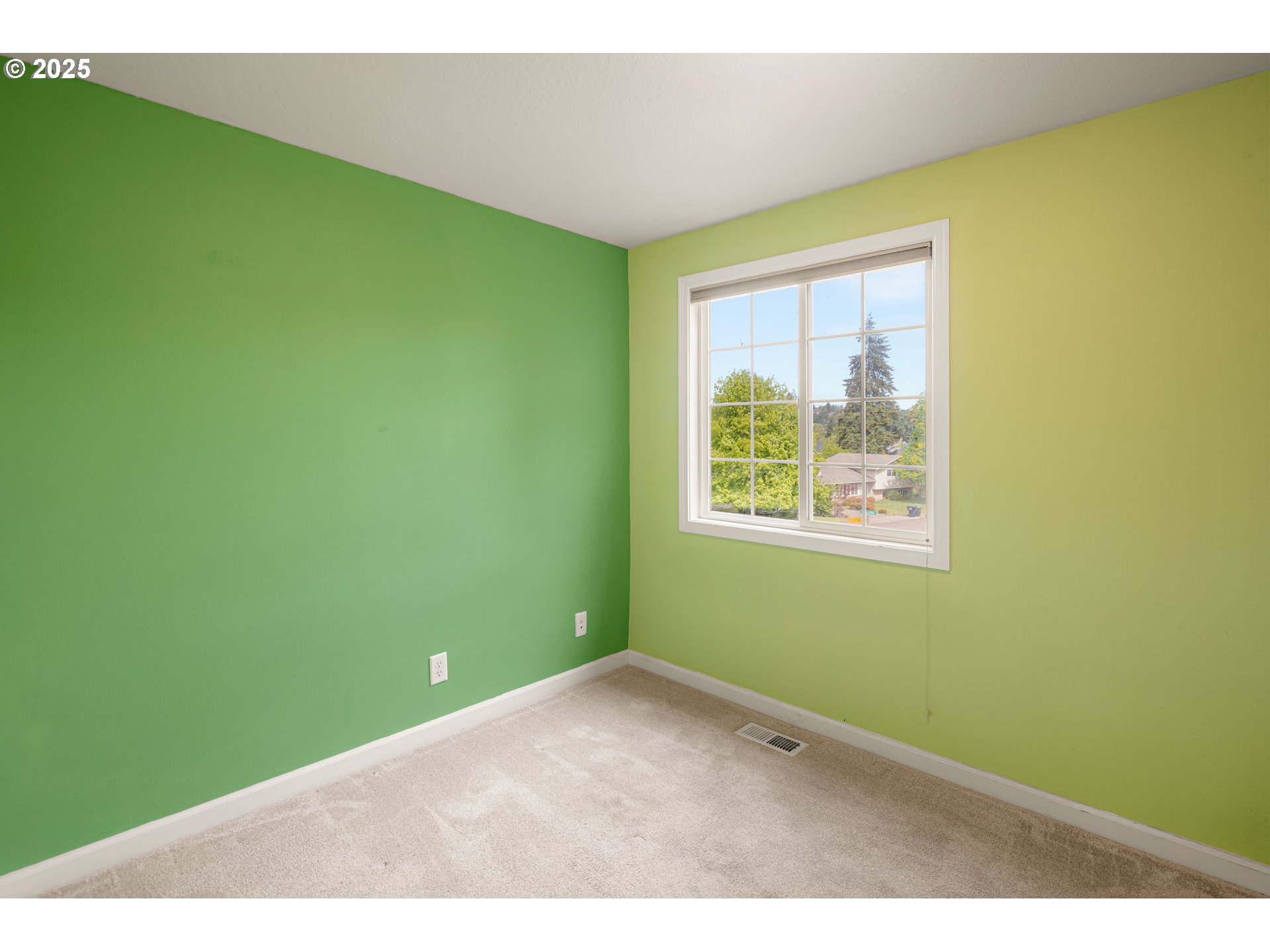 2730 Malibu Way Eugene, OR 97405 - Photo 30 of 47 a view of a big room with windows