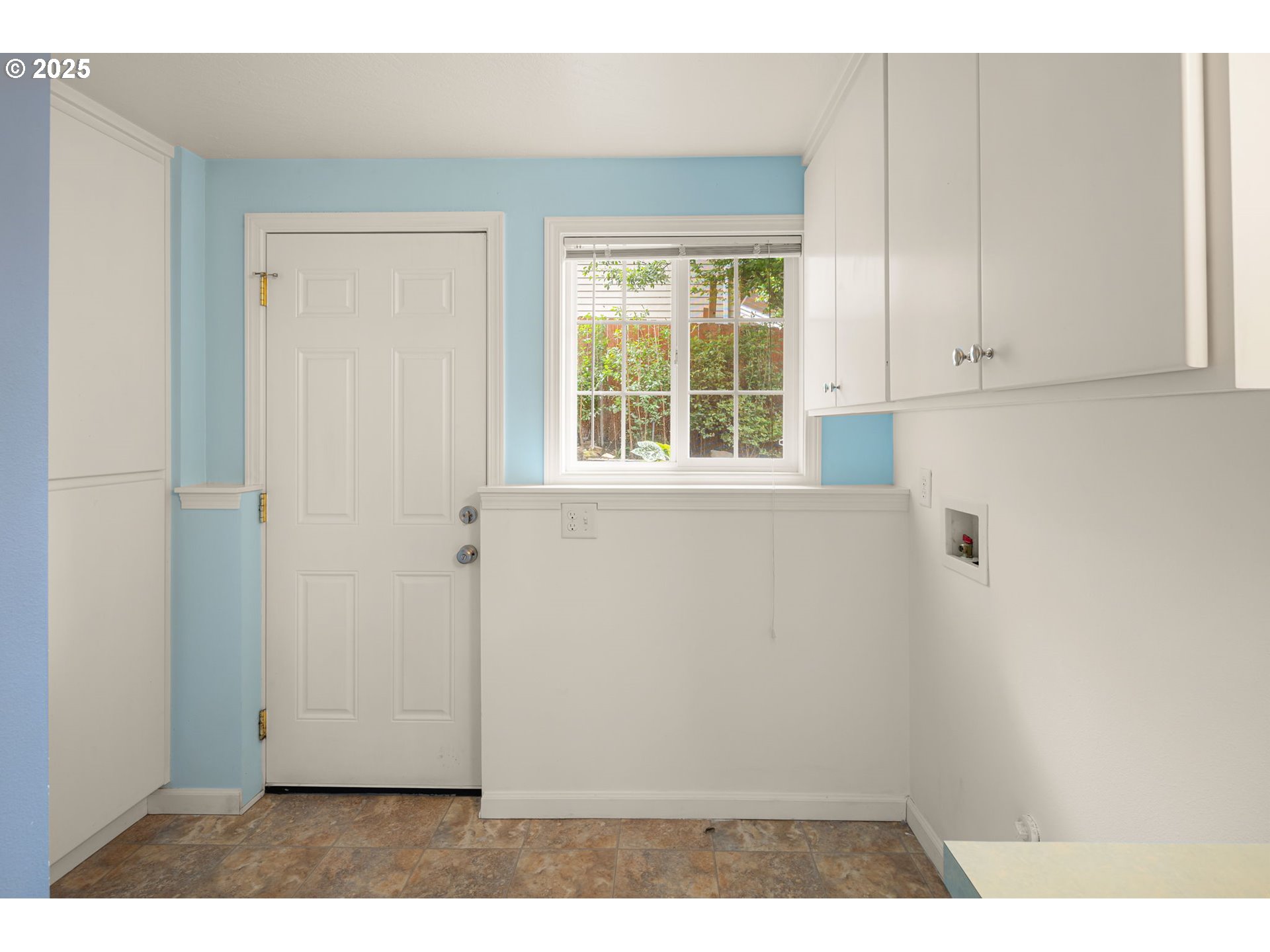 2730 Malibu Way Eugene, OR 97405 - Photo 38 of 47 a view of an empty room with a window