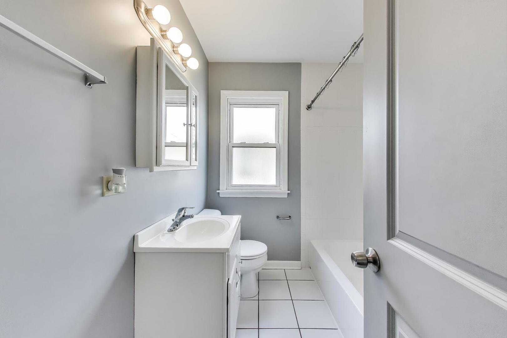4118 Prairie Avenue Brookfield, IL 60513 - Photo 20 of 43 a bathroom with a sink toilet and shower