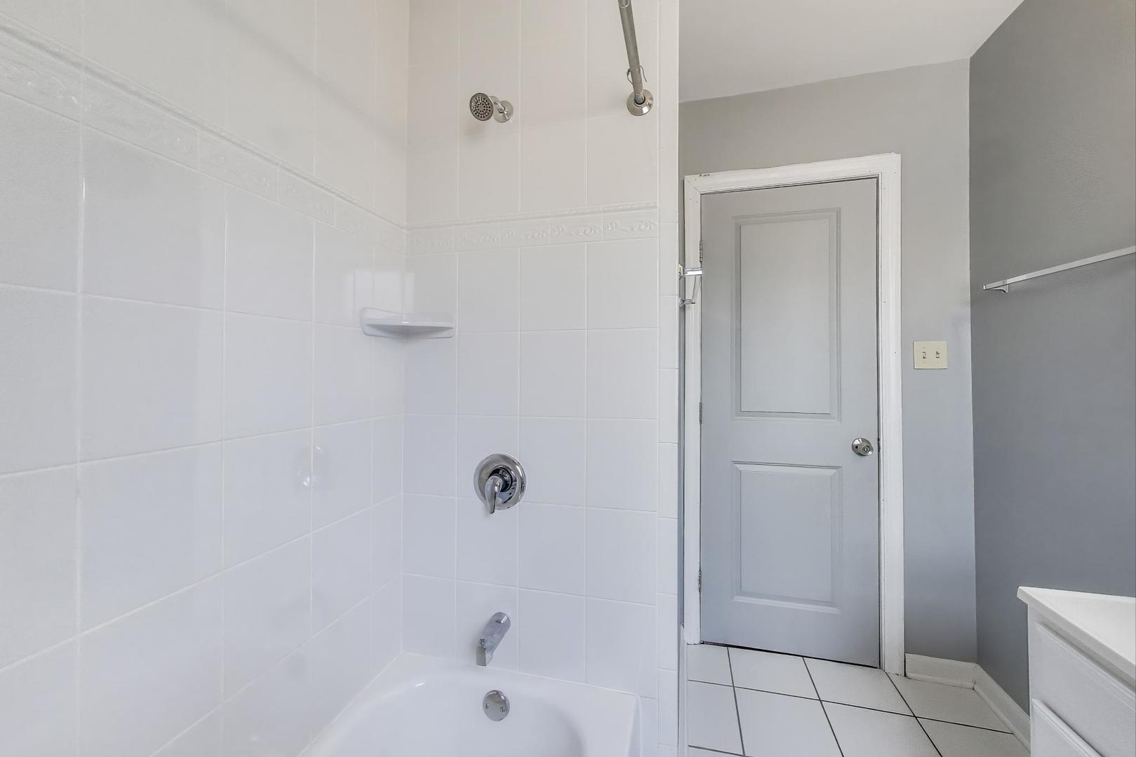 4118 Prairie Avenue Brookfield, IL 60513 - Photo 21 of 43 a bathroom with a bathtub