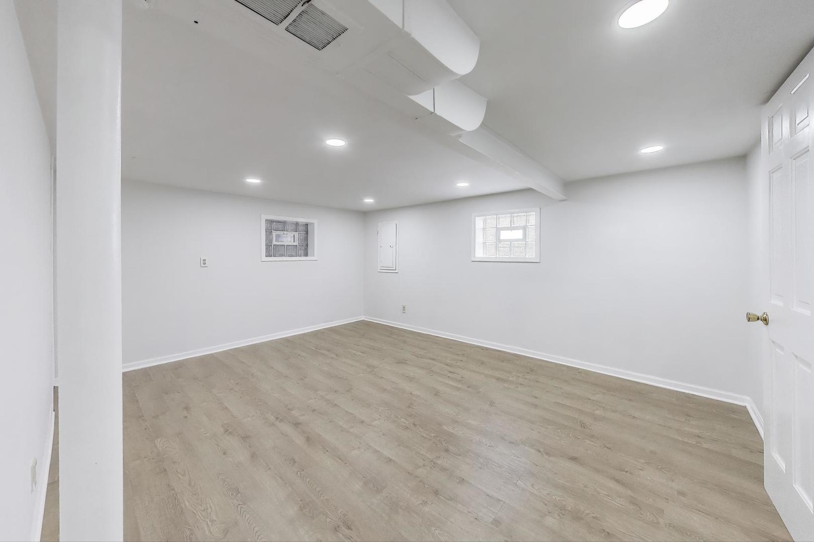 4118 Prairie Avenue Brookfield, IL 60513 - Photo 30 of 43 an empty room with windows