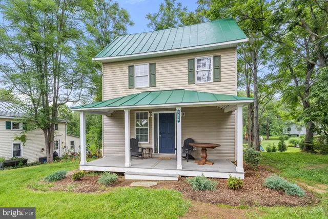 a view of a patio with table and chairs with wooden floor and fence