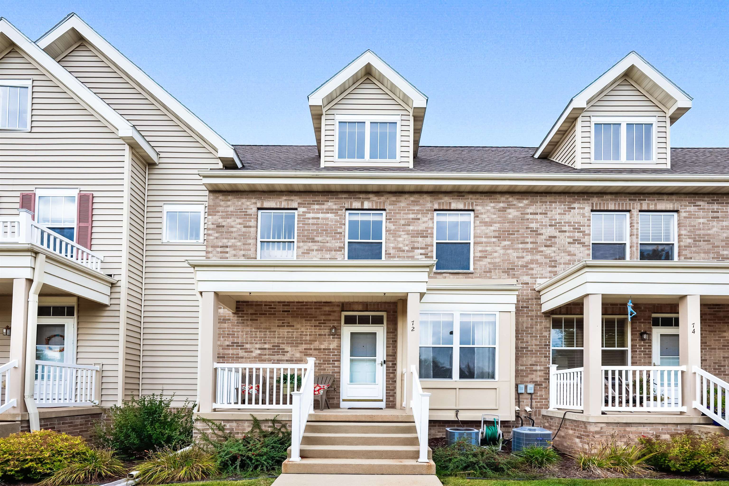 72 S Gardens Fitchburg, WI 53711 - Photo 2 of 40