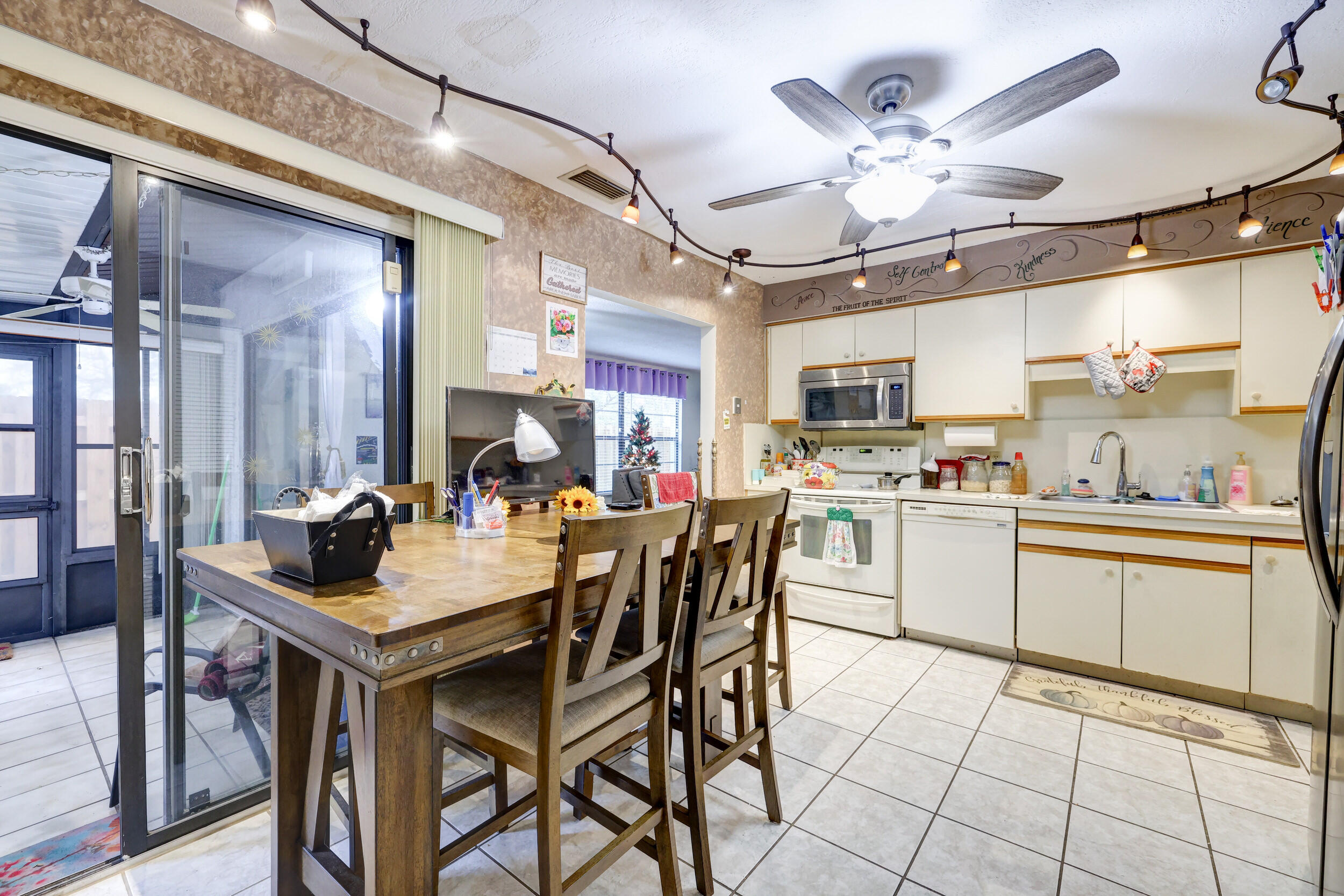 2070 Colonial Road, Unit 6 Fort Pierce, FL 34950 - Photo 9 of 28 09_632a6537_38_39_40_41