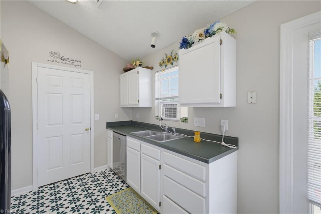 2459 Shadow Valley Road High Point, NC 27265 - Photo 11 of 29
