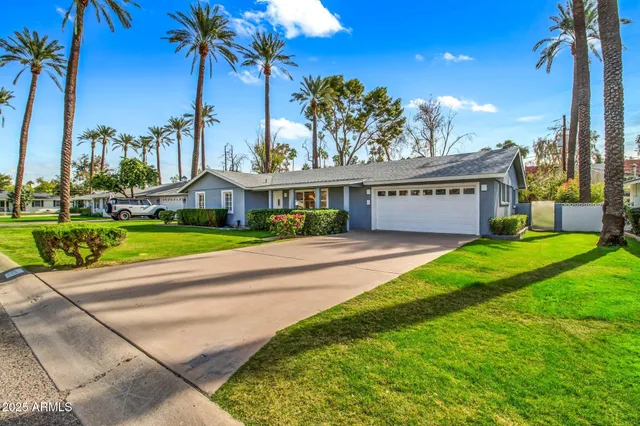 a view of an house with backyard and swimming pool