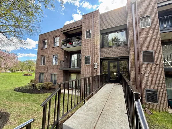 $299,999 | 15 Oakridge Drive, Langhorne, PA 19047
