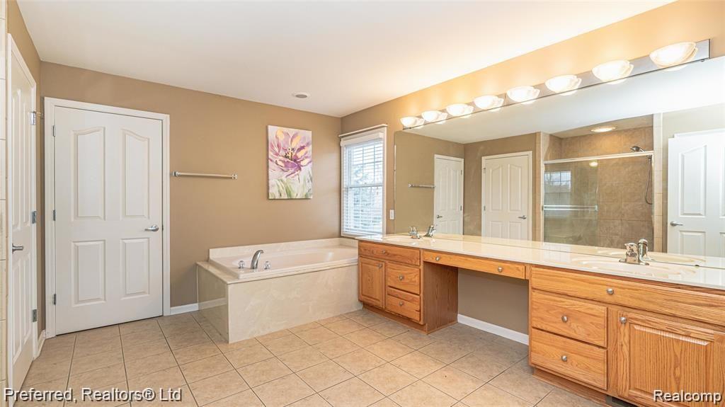 48358 Antique Road Canton, MI 48187 - Photo 29 of 56 Master bathroom