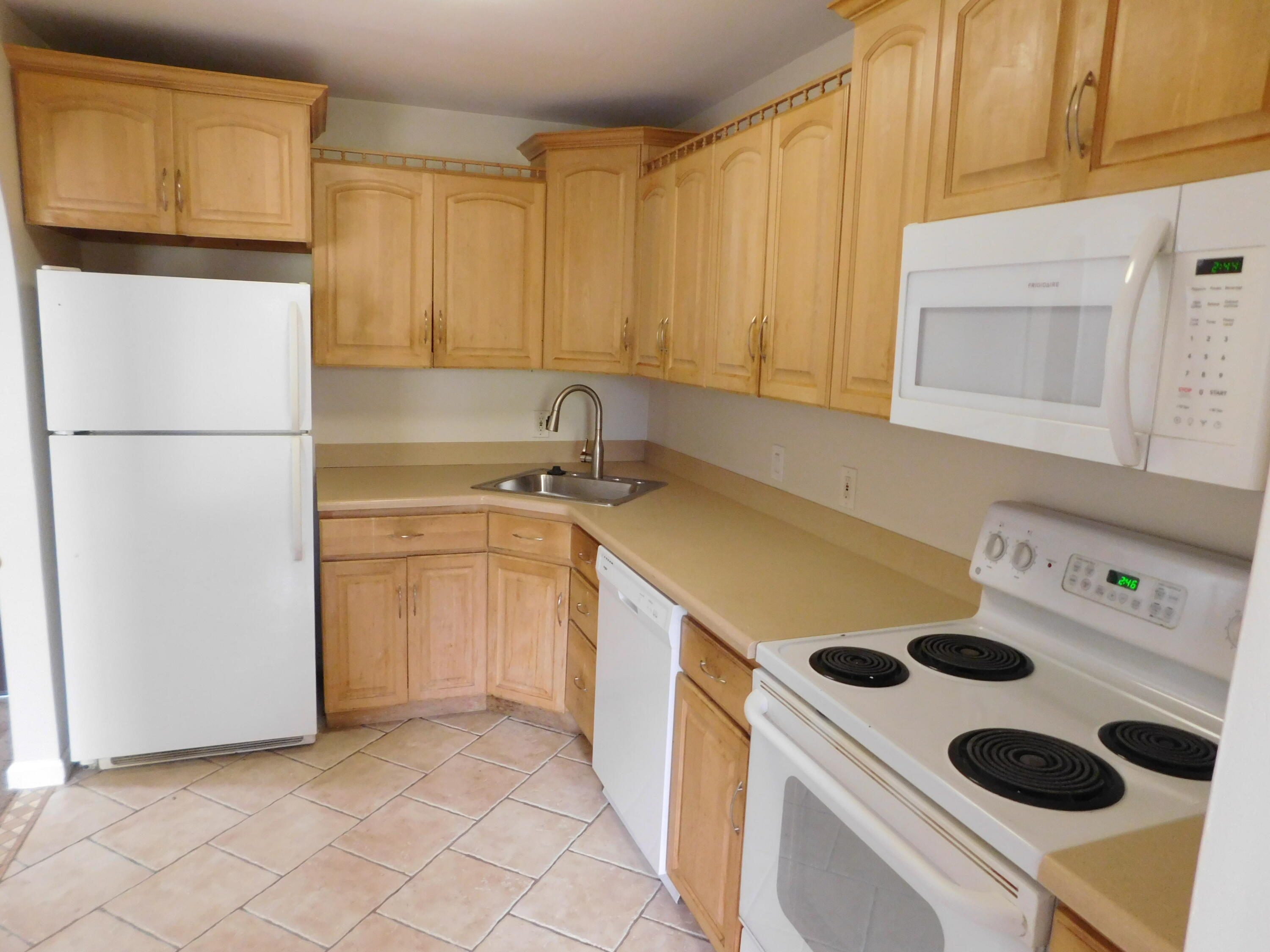 32005 West 12 Mile Road, Unit 206 Farmington, MI 48334 - Photo 7 of 20 KITCHEN