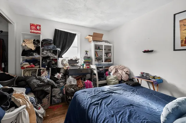 a bed room with two beds and a closet